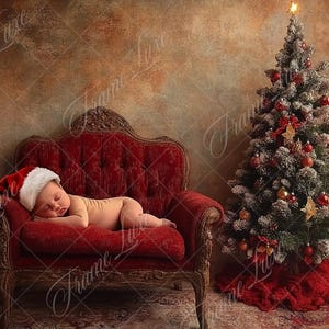 Puede incluir: Un bebé con un gorro de Papá Noel rojo y blanco duerme en un sofá de terciopelo rojo frente a un árbol de Navidad decorado.