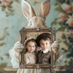 Peut inclure: Image fantaisiste d'un lapin tenant un cadre doré avec deux enfants en vêtements anciens. Le fond présente un motif floral et le lapin a de longues oreilles. Le cadre est orné.