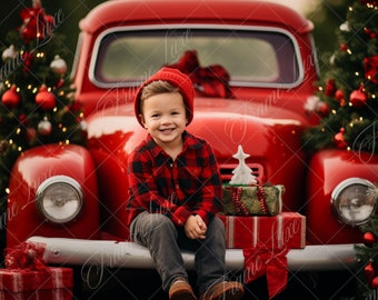 Könnte beinhalten: Ein kleiner Junge in einem rot-schwarzen karierten Hemd und einer roten Strickmütze sitzt auf der Motorhaube eines roten Oldtimer-Pickups. Der LKW ist mit Weihnachtslichtern und -schmuck verziert. Auf beiden Seiten des LKW stehen zwei Weihnachtsbäume.