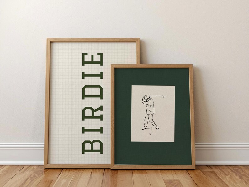 Puede incluir: Dos impresiones art&iacute;sticas enmarcadas. Una presenta la palabra "BIRDIE" en letras verdes sobre un fondo de cuadr&iacute;cula. La otra impresi&oacute;n tiene una ilustraci&oacute;n en blanco y negro de un golfista balanceando un palo, sobre un fondo verde oscuro.