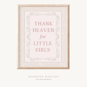 女の子のための「Thank Heaven for Little Girls」保育園用ウォールアート、ファームハウス風の女の子の部屋の装飾プリント、淡いセージグリーンの花柄ポスター、ヴィンテージコテージコアの名言