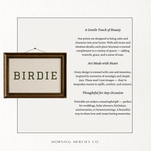 Puede incluir: Un estampado enmarcado con la palabra "BIRDIE" en letras verdes. El marco es de color marr&oacute;n oscuro y el fondo es de color beige neutro. El estampado est&aacute; dise&ntilde;ado para aportar calma y car&aacute;cter a tu hogar.