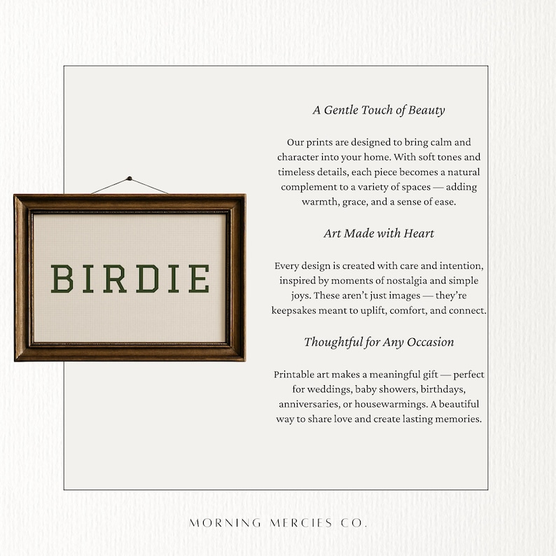 Puede incluir: Un estampado enmarcado con la palabra "BIRDIE" en letras verdes. El marco es de color marr&oacute;n oscuro y el fondo es de color beige neutro. El estampado est&aacute; dise&ntilde;ado para aportar calma y car&aacute;cter a tu hogar.