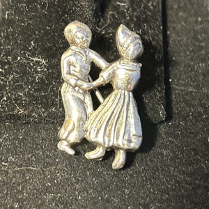 Dutch Boy and Girl Pin