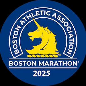 Puede incluir: Un círculo azul con un borde blanco y el texto "BOSTON ATHLETIC ASSOCIATION" en un arco blanco alrededor de un unicornio amarillo. El texto "BOSTON MARATHON" está debajo del unicornio y el año "2025" debajo de este.