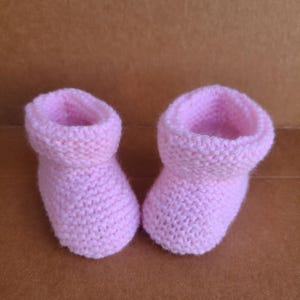 Handgefertigte Baby Booties | Weiche Rosa Strick-Booties | Gemütliches Acrylgarn | Perfektes Geschenk für Neugeborene