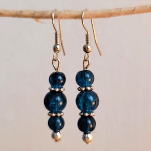 Orecchini di perle pendenti blu. Fatto a mano color argento