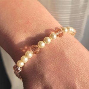 Armband weiß rosa Perlen. Länge ca. 20,5 cm. Cremefarbene Perlen mit rosa Zwischenperlen. Handgefertigt