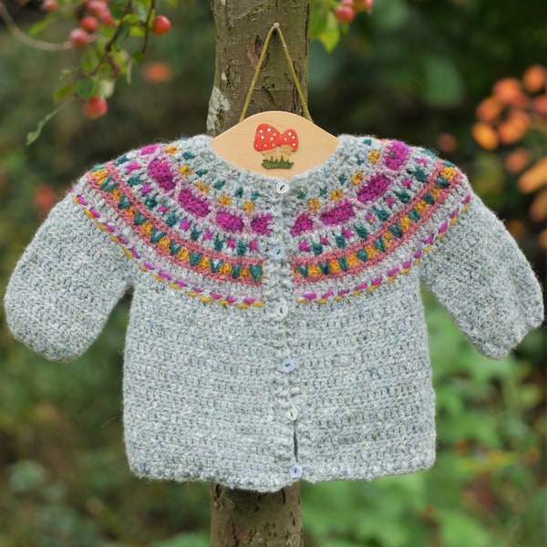 Norwegian baby cardigan with round yoke - crochet & embroidery - Dutch pattern