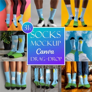 Puede incluir: Una maqueta de calcetines con un diseño azul, blanco y amarillo con nubes y un sol. El texto "Socks Mockup Canva Drag and Drop" se muestra sobre un fondo morado y azul.