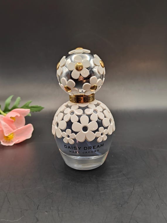 Marc Jacobs Daisy Floral Accents Marc Jacobs Fragrances Daisy Eau de Toilette with White  main image 3