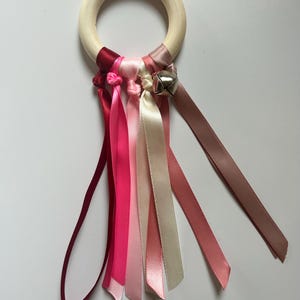 Speelring met lintjes en belletje – Sensorisch speelgoed – Sensorisch Bewegingsspeelgoed – Preschool toys – Open-ended – Tuff Tray – Voelen