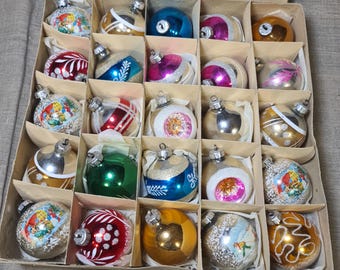 Christmas vintage tree decorations made in GDR. 25 glass Christmas balls.