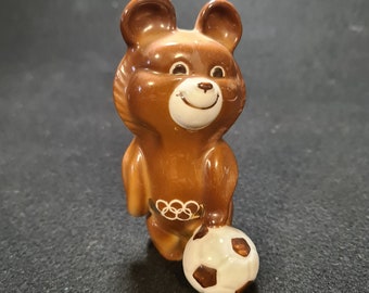 Olympiabär aus Porzellan mit Ball. Maskottchen der Olympiade der 80er JahreUdSSR