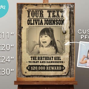 Puede incluir: Una plantilla de póster personalizable con un diseño vintage de cartel de «se busca». El póster presenta una foto de un niño, el texto «YOUR TEXT OLIVIA JOHNSON» y «THE BIRTHDAY GIRL». Disponible en 4 tamaños: 21,6x28cm, 40,6x50,8cm, 45,7x61cm y 61x76,2cm.