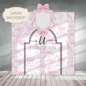 Könnte beinhalten: Ein rosa-weißer Hintergrund im Safari-Stil mit einem sich wiederholenden Muster aus Elefanten, Giraffen und Heißluftballons. Der Hintergrund hat einen dekorativen rosa Rahmen mit Schleifen und den Text "SAFARI BACKDROP" und "LT LADES DESIGN".