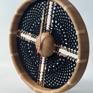 Makraméväggklocka, väggklocka i bohemisk stil, väggklocka i trä, väggdekoration i bohemisk design, bohemisk klocka, presentidé, handgjord, inflyttningspresent
