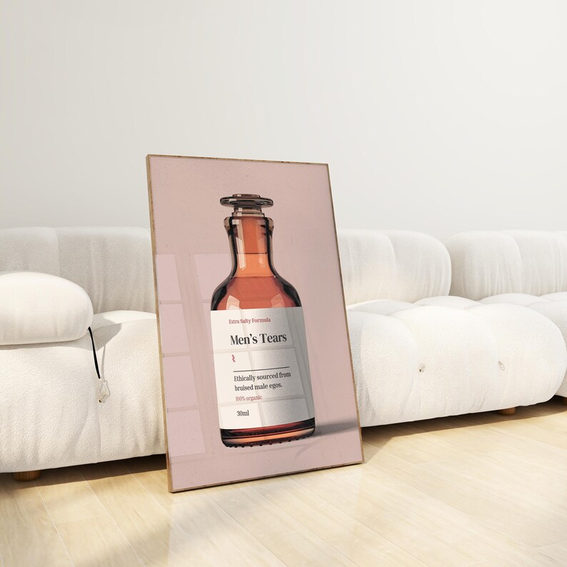 Puede incluir: Una botella de vidrio marr&oacute;n con un tap&oacute;n de corcho y una etiqueta blanca que dice "Men's Tears" y "Ethically sourced from bruised male egos. 100% organic. 30ml". La botella est&aacute; sobre un fondo rosa.