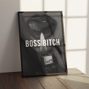 Puede incluir: Foto en blanco y negro de una boca con un encendedor encendido delante. El texto "BOSS BITCH" est&aacute; impreso en letras blancas debajo de la boca.