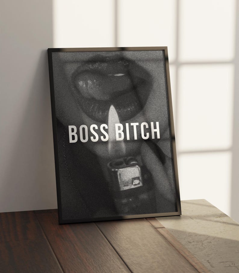 Puede incluir: Foto en blanco y negro de una boca con un encendedor encendido delante. El texto "BOSS BITCH" est&aacute; impreso en letras blancas debajo de la boca.
