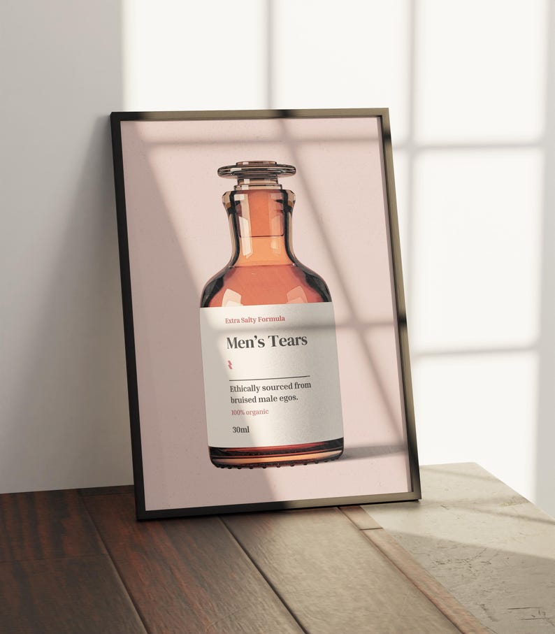 Puede incluir: Una botella de vidrio marr&oacute;n con una etiqueta que dice "Extra Salty Formula Men's Tears Ethically sourced from bruised male egos. 100% organic 30ml".