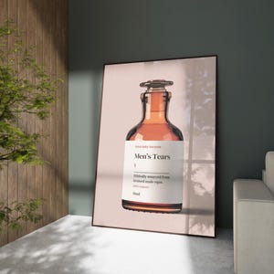 Puede incluir: Una botella de vidrio marr&oacute;n con una etiqueta que dice "Extra Salty Formula Men's Tears Ethically sourced from bruised male egos. 100% organic 30ml"