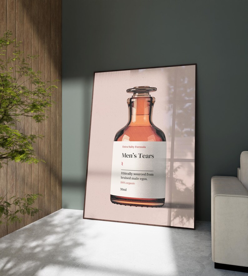 Puede incluir: Una botella de vidrio marr&oacute;n con una etiqueta que dice "Extra Salty Formula Men's Tears Ethically sourced from bruised male egos. 100% organic 30ml"