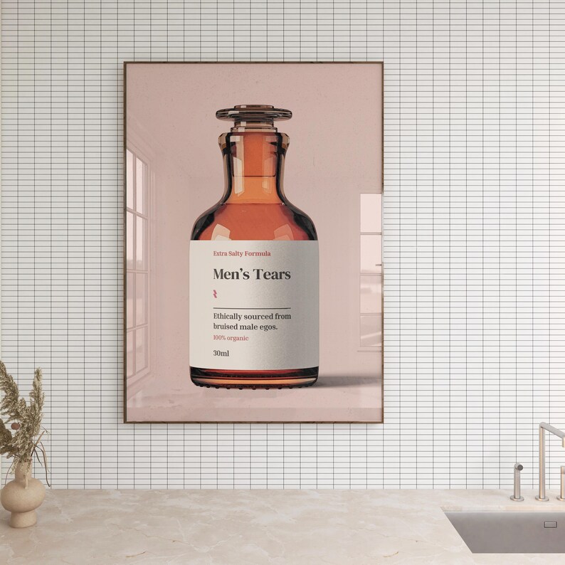 Puede incluir: Una botella de vidrio marr&oacute;n con una etiqueta que dice "Extra Salty Formula Men's Tears Ethically sourced from bruised male egos. 100% organic 30ml".