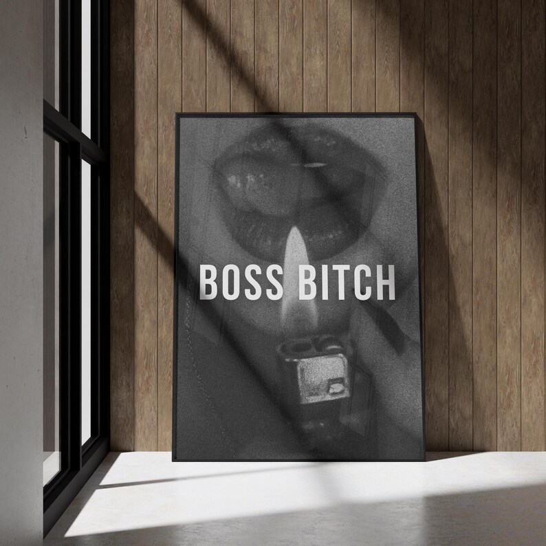 Puede incluir: Foto en blanco y negro de unos labios con un encendedor encendido delante. El texto "BOSS BITCH" est&aacute; impreso en letras blancas debajo de los labios.