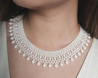 Elegancki naszyjnik z białymi koralikami • Ręcznie robiony prezent dla mamy lub przyjaciółki