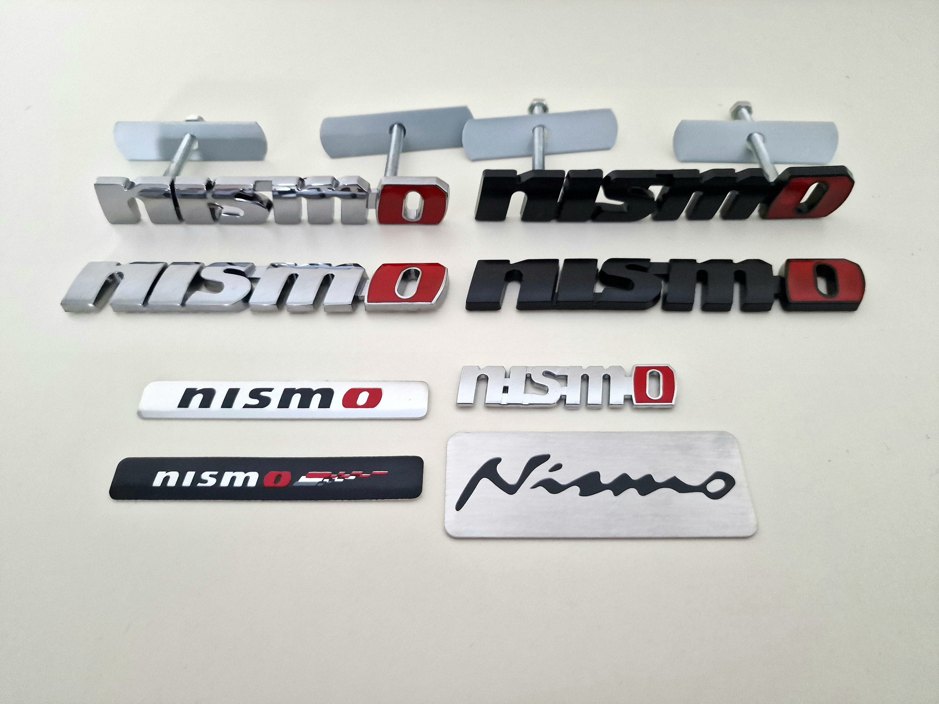 Emblème NISMO Nissan En Métal - Autocollant Chromé Pour Calandre Ou Hayon | Dimensions 12.5x1.9cm, Kit De Fixation Inclus