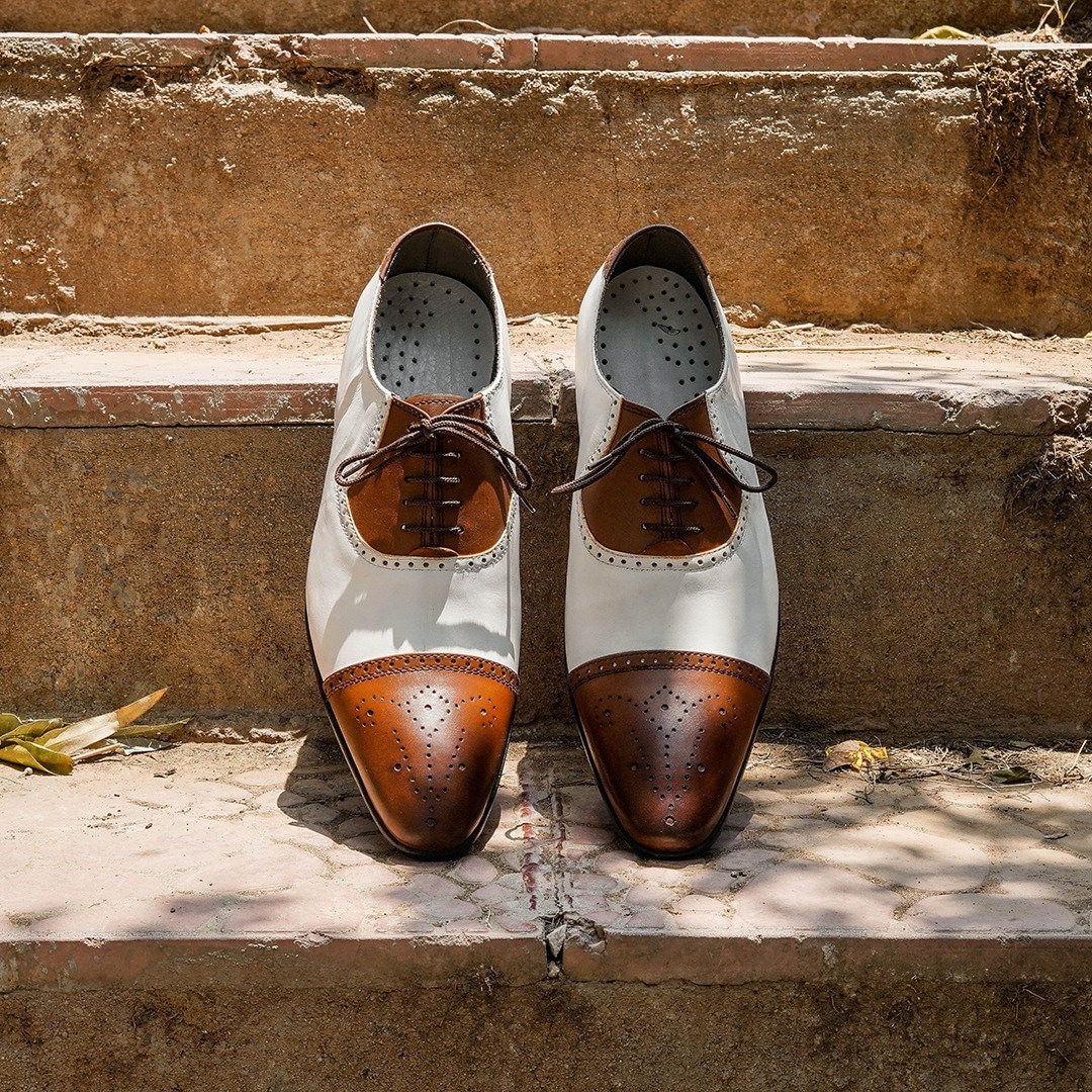 Chaussures richelieu homme marron et blanches à bout pointu et à