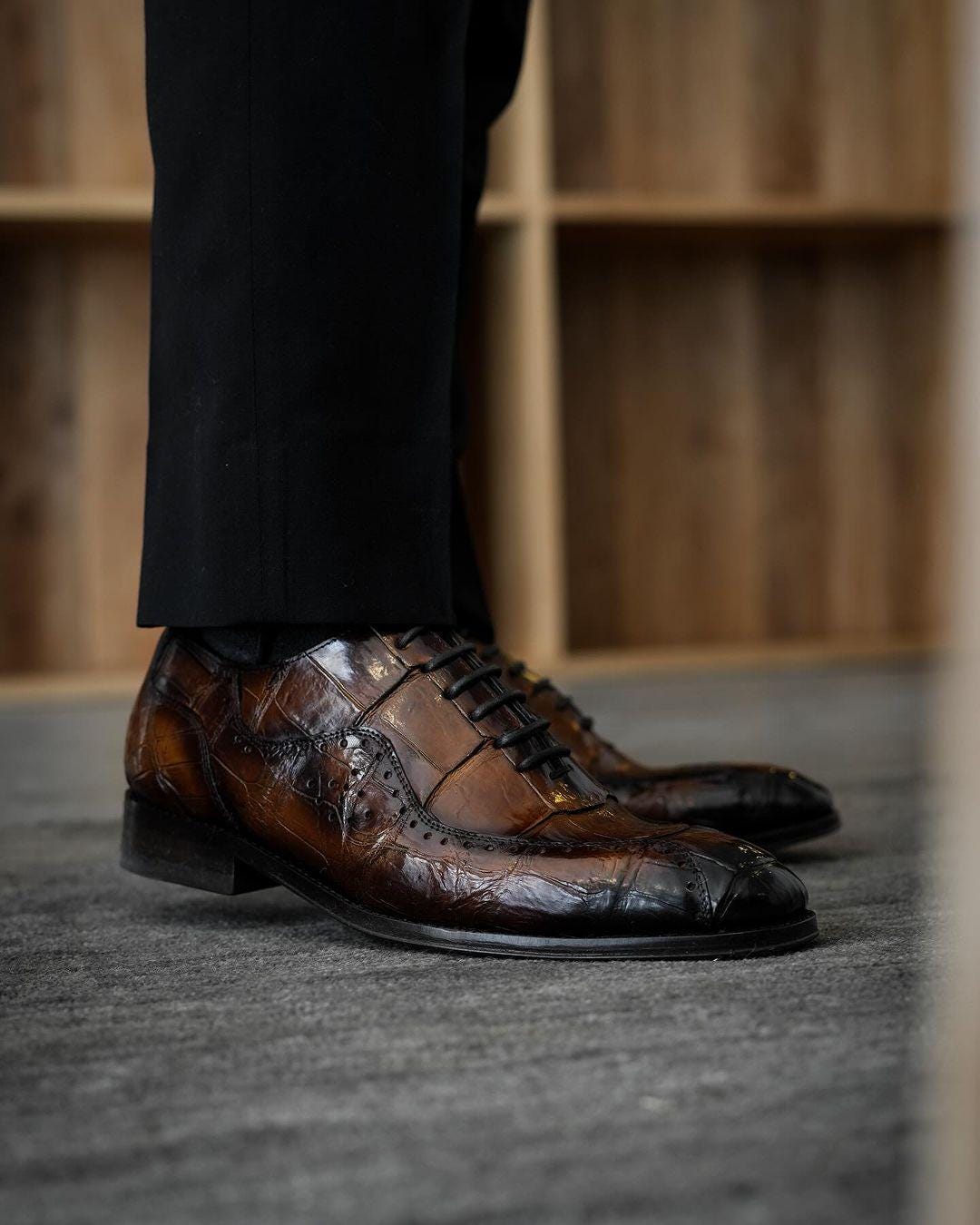 Handgefertigte Braune Krokodil Textur Leder Oxford Schuhe Für