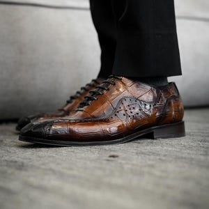 Herren Braun Krokodil Muster Leder Oxford Schuhe.