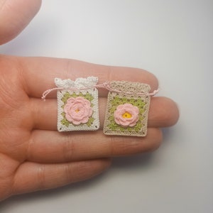 Kleine Rose Blume Beutel 1:12, gehäkelte Miniatur Rose Tasche, klitzekleine Blume, Puppenhaus Geldbörse.