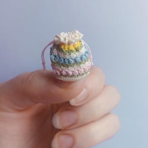 Miniatur Tulpenbeutel 1:12, klitzekleine gehäkelte Tasche, kleine Blume Puppenhaus Geldbörse