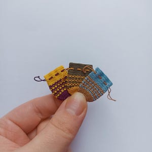 Miniatur gehäkelte criss cross Tasche 1:12, kleine Tasche, Puppenhaus Geldbörse