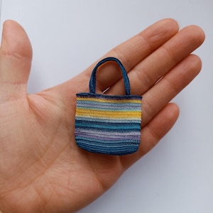 Miniatur Häkeltasche inspiriert von Van Gogh's Sternennacht, gehäkelte Mikrotasche, kleine Tasche fürs Puppenhaus.