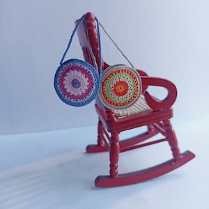 Gehäkelte Miniatur Boho Tasche im Maßstab 1:12, klitzekleine runde Tasche, gehäkelte Mikrotasche, kleines Häkeltäschchen