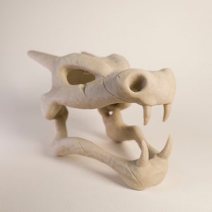 Figurine Crane de Dracaufeu (Pokémon) réaliste. Couleur os en impression 3d avec haut niveau de détails.