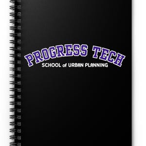 Puede incluir: Un cuaderno negro con espiral con el texto "PROGRESS TECH SCHOOL of URBAN PLANNING" en letras moradas y blancas. El cuaderno está cerrado y tiene un diseño limpio y minimalista.