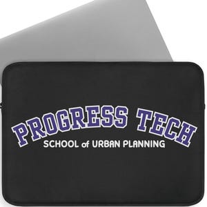 Puede incluir: Una funda negra para portátil con el texto PROGRESS TECH en morado con bordes blancos, arqueado sobre el texto blanco SCHOOL of URBAN PLANNING. Un portátil plateado está parcialmente insertado en la funda, mostrando su tapa gris metálica.