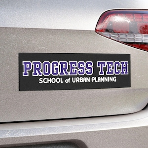 Puede incluir: Una pegatina rectangular negra para parachoques con el texto "PROGRESS TECH" en letras de bloque moradas con un contorno blanco. Debajo, el texto "SCHOOL of URBAN PLANNING" está en letras blancas más pequeñas. La pegatina está adherida a la parte trasera de un coche plateado.