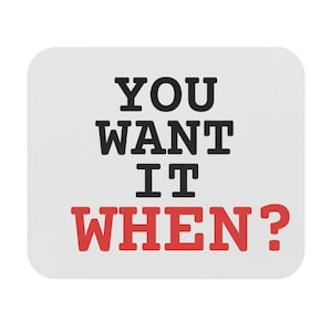 Puede incluir: Un posavasos cuadrado blanco con esquinas redondeadas. El posavasos presenta el texto "YOU WANT IT WHEN?" en letras de bloque negras y rojas. El diseño está centrado en el posavasos.