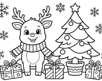 Op de afbeelding: Een zwart-wit kleurplaatillustratie met een glimlachend rendier met een sjaal, staand naast een versierde kerstboom in een pot. Drie cadeauverpakkingen met strikken staan aan de voet, omringd door verschillende sneeuwvlokken.