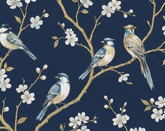 Op de afbeelding: Een marineblauw bloemenpatroon met vogels die op gouden takken met witte bloesems zitten. De vogels hebben blauwe, bruine en witte veren. Het ontwerp wordt herhaald over de stof.