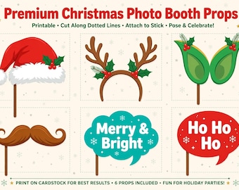 Op de afbeelding: Een set van zes printbare kerst-fotohokje rekwisieten, waaronder een kerstmuts, rendiergewei, elfenoren, een bruine snor en twee tekstballonnen met de tekst Merry & Bright en Ho Ho Ho, allemaal bevestigd aan houten stokjes.