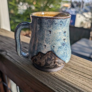 Taza de montaña azul goteante hecha a mano