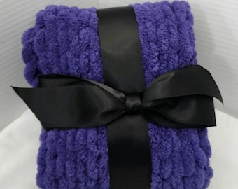 Handgestrickter Schal aus dickem Material