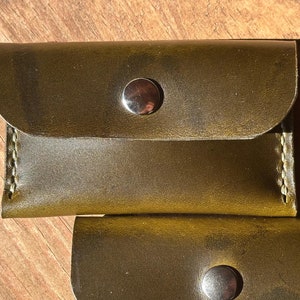 Cartera minimalista de cuero cosida a mano con broche de presión